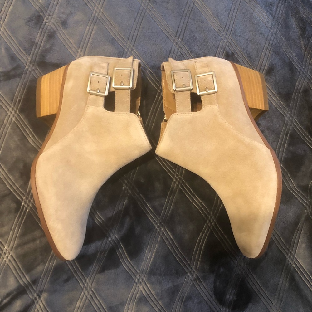 Clarks light nude suede booties!
